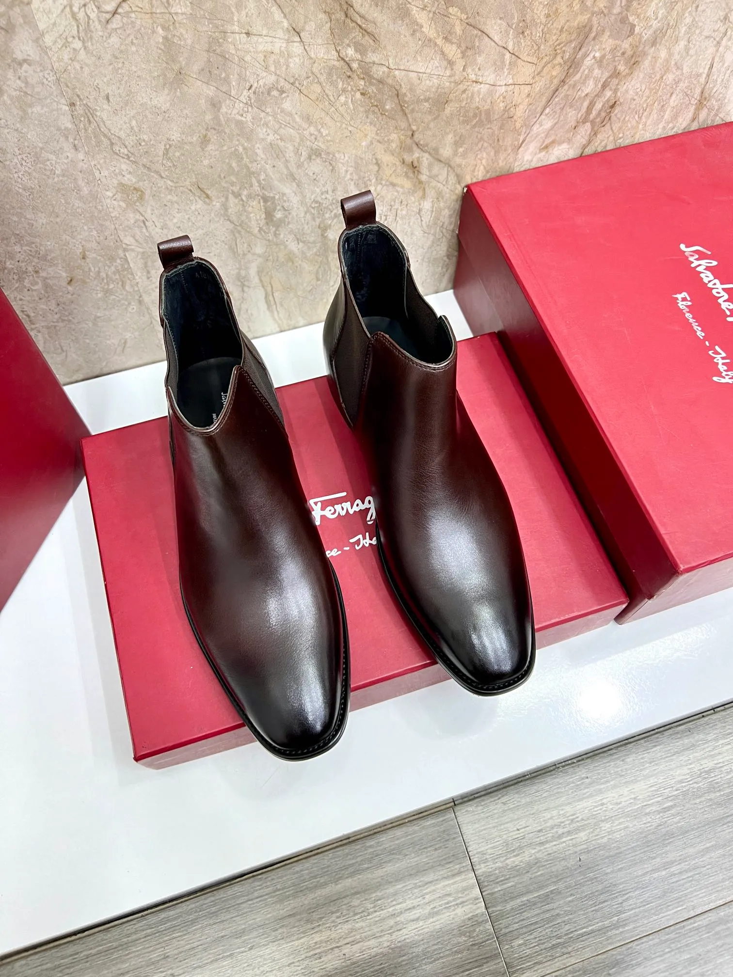 Original order quality: Men's shoes 💰700 Brand: Ferragamo (Ferragamo) One size larger: Men's size 38-44 (45 customized) Grade: Same style as the official website High-end men's shoes Material: Original cowhide, cowhide lining, original outsole Style category: Chelsea men's boots Fashion trend Color: Actual picture